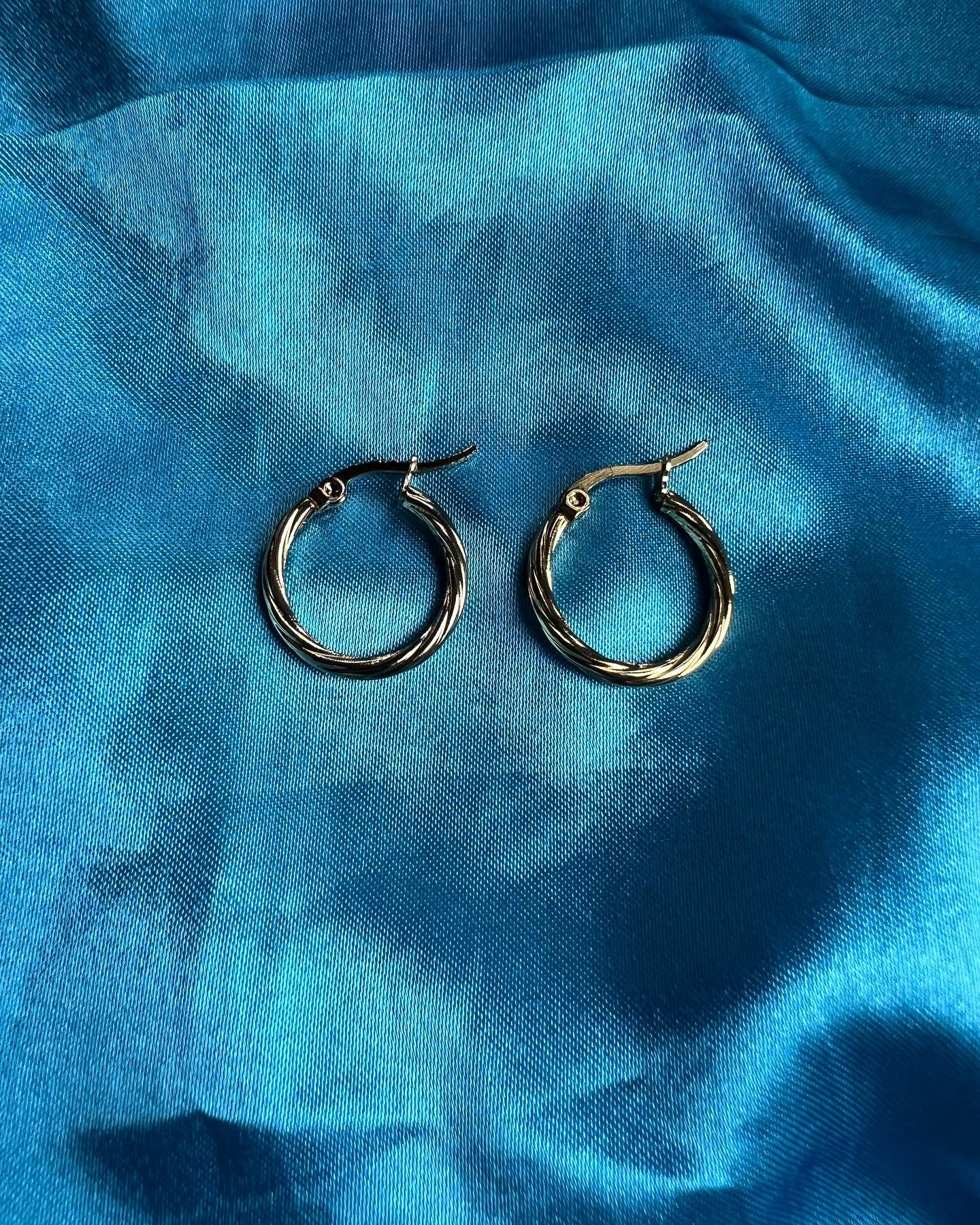 Twisty small hoop earrings